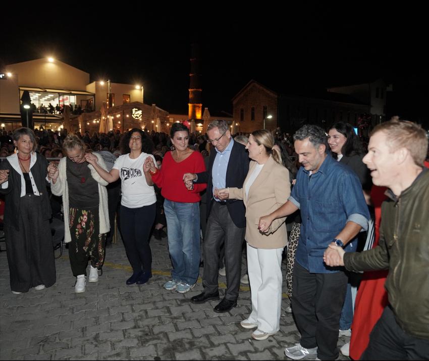 Suzan Kardeş’ten Ayvalık’ta Balkan Rüzgarı!