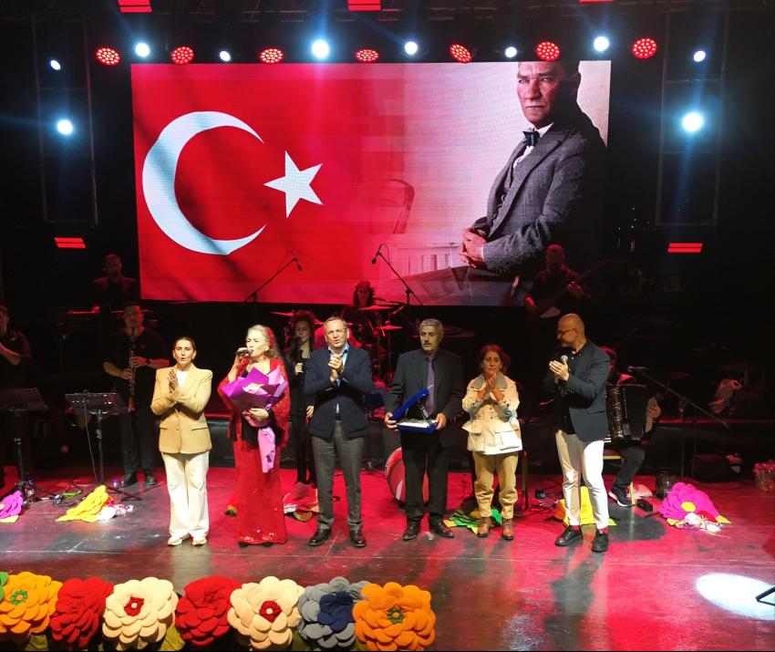 Suzan Kardeş’ten Ayvalık’ta Balkan Rüzgarı!