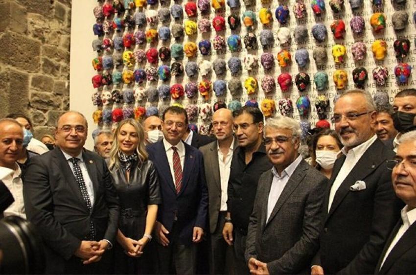 EKREM İMAMOĞLU, DIYARBAKIR ANNELERINI ZIYARET ETMEDI! HDP'LILERLE SERGI AÇILIŞINA KATILDI