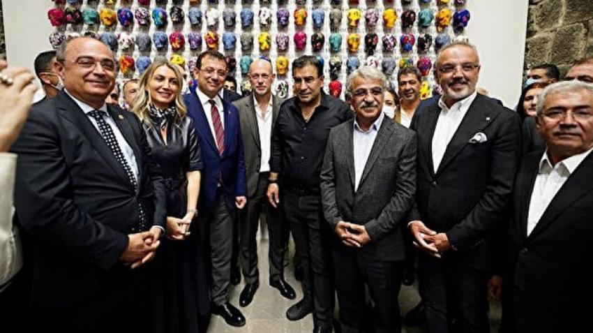 EKREM İMAMOĞLU, DIYARBAKIR ANNELERINI ZIYARET ETMEDI! HDP'LILERLE SERGI AÇILIŞINA KATILDI