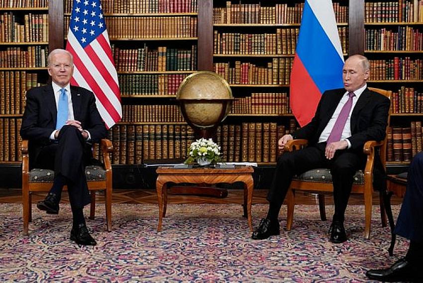 Biden ve Putin ilk kez yüz yüze görüştü!