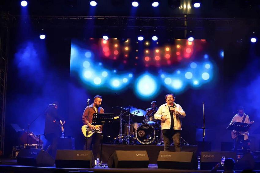 Bandırma’da Cumhuriyet Bayramı Coşkusu Fener Alayı ve Gece Yolcuları Konseri ile Kutlandı