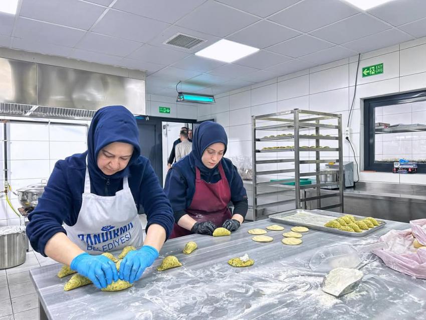 BAŞKAN MİRZA, BELEDİYE İMALATHANESİNDE ÜRETİM SÜREÇLERİNİ İNCELEDİ