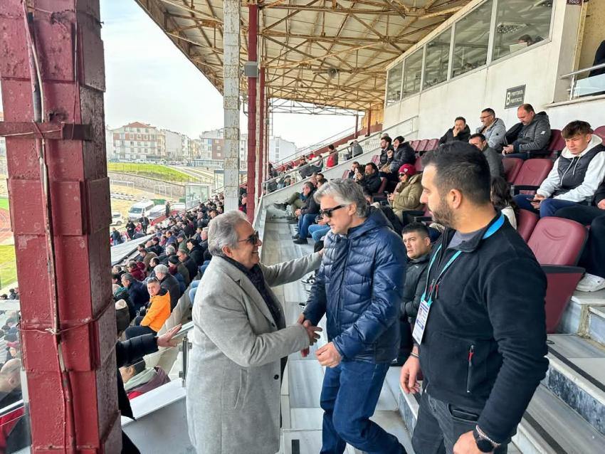 BAŞKAN DURSUN MİRZA BANDIRMASPOR’A DESTEK İÇİN TRİBÜNDE YERİNİ ALDI