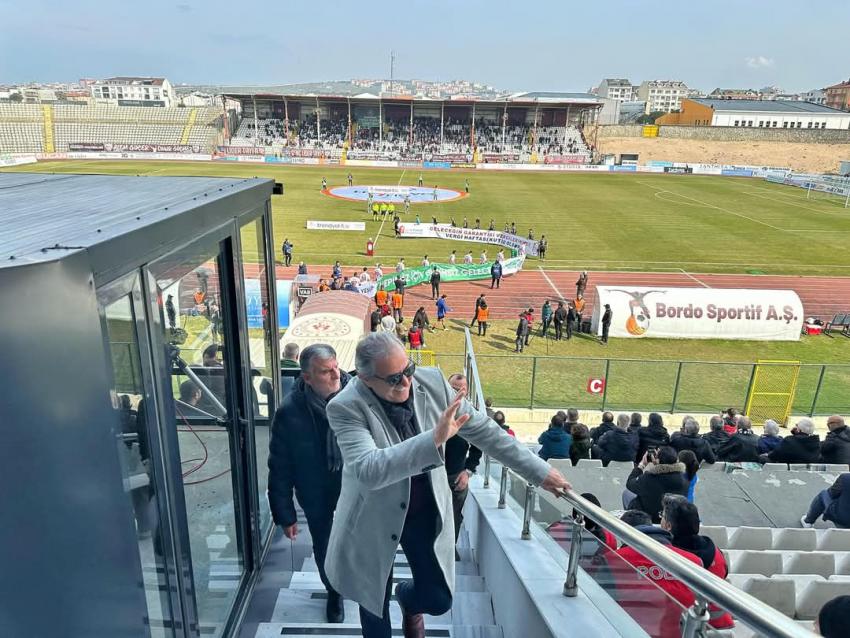 BAŞKAN DURSUN MİRZA BANDIRMASPOR’A DESTEK İÇİN TRİBÜNDE YERİNİ ALDI