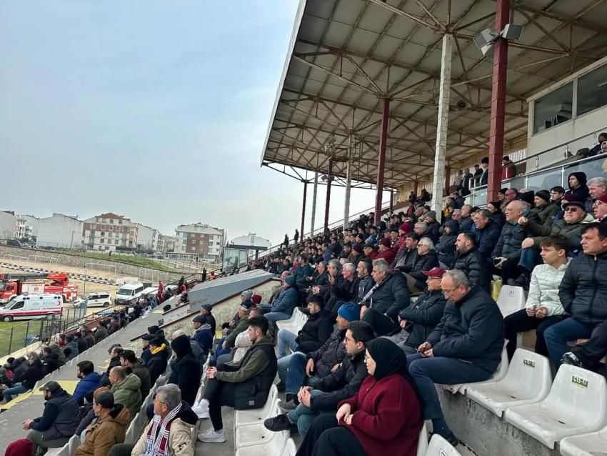 BAŞKAN DURSUN MİRZA BANDIRMASPOR’A DESTEK İÇİN TRİBÜNDE YERİNİ ALDI