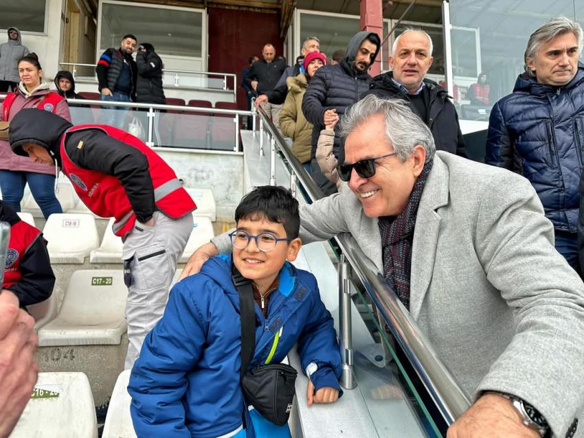 BAŞKAN DURSUN MİRZA BANDIRMASPOR’A DESTEK İÇİN TRİBÜNDE YERİNİ ALDI