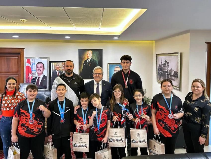 WUSHU’DA BÜYÜK BAŞARI ELDE EDEN BANDIRMALI GENÇ SPORCULAR BAŞKAN MİRZA’YI ZİYARET ETTİ