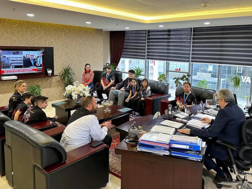 WUSHU’DA BÜYÜK BAŞARI ELDE EDEN BANDIRMALI GENÇ SPORCULAR BAŞKAN MİRZA’YI ZİYARET ETTİ