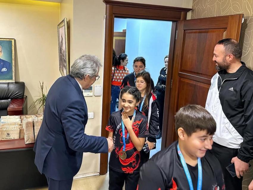 WUSHU’DA BÜYÜK BAŞARI ELDE EDEN BANDIRMALI GENÇ SPORCULAR BAŞKAN MİRZA’YI ZİYARET ETTİ