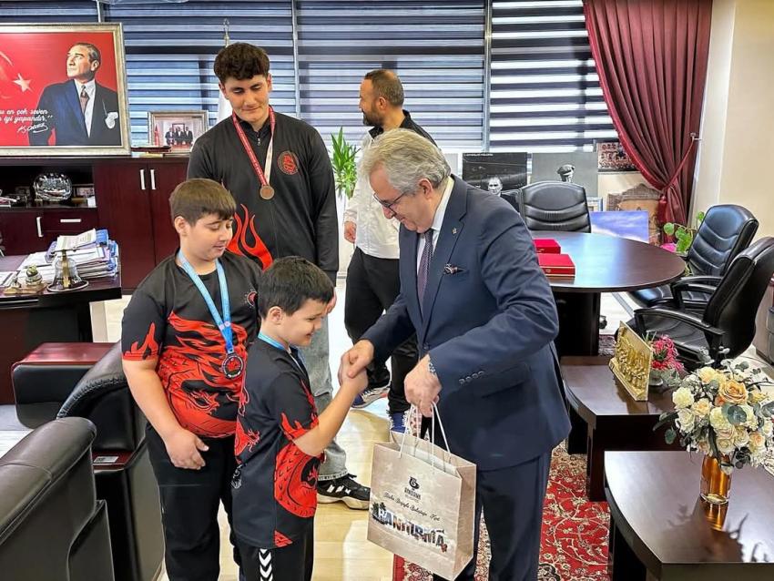 WUSHU’DA BÜYÜK BAŞARI ELDE EDEN BANDIRMALI GENÇ SPORCULAR BAŞKAN MİRZA’YI ZİYARET ETTİ