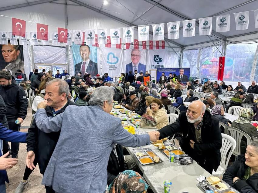 BANDIRMA BELEDİYESİ İFTAR ÇADIRINDA DAYANIŞMA RUHU DEVAM EDİYOR