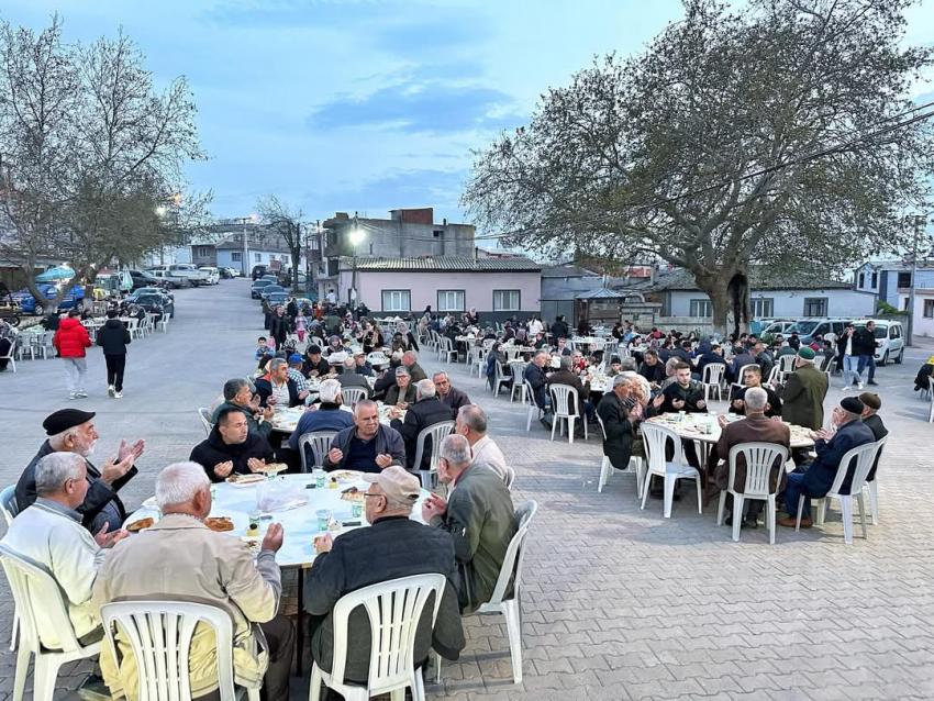 BANDIRMA BELEDİYE BAŞKANI DURSUN MİRZA, YEŞİLÇOMLU MAHALLESİNDEKİ İFTAR YEMEĞİNE KATILDI