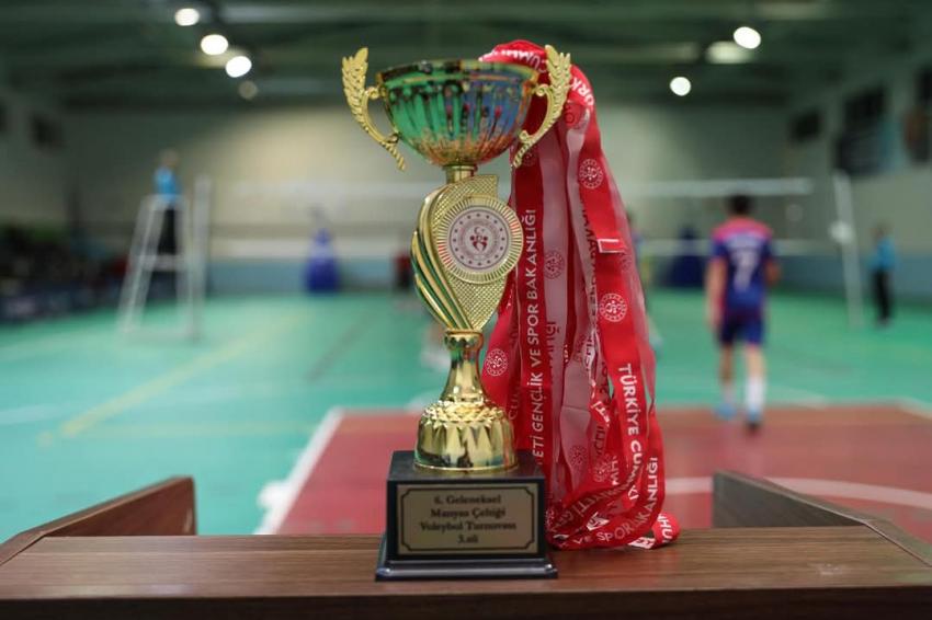 Bandırma Belediyesi Erkek Voleybol Takımı, Manyas Çeltik Voleybol Turnuvası’nı 3. Olarak Tamamladı