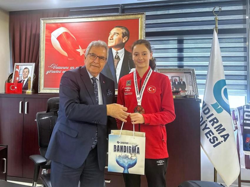 BAŞKAN MİRZA, BANDIRMA’NIN GURURU BAŞARILI SPORCU ZEYNEP AY’I AĞIRLADI