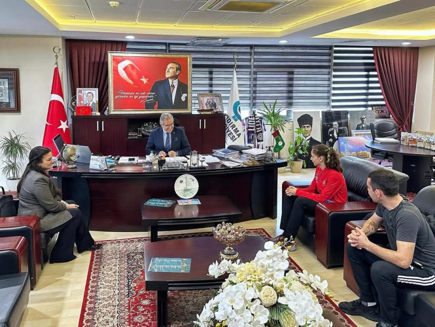 BAŞKAN MİRZA, BANDIRMA’NIN GURURU BAŞARILI SPORCU ZEYNEP AY’I AĞIRLADI