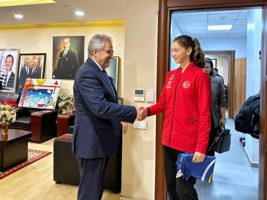 BAŞKAN MİRZA, BANDIRMA’NIN GURURU BAŞARILI SPORCU ZEYNEP AY’I AĞIRLADI