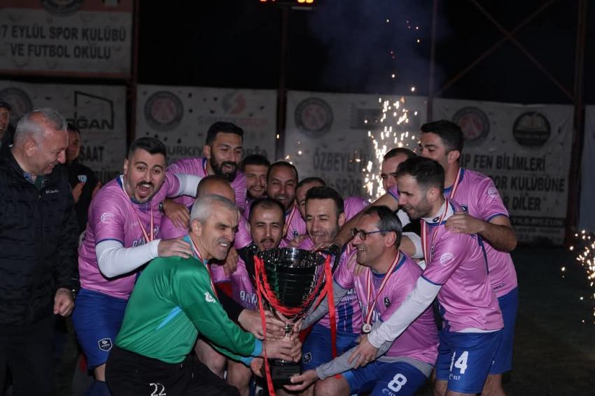 BANDIRMA BELEDİYESİ FUTBOL TAKIMI ŞİRKETLER LİGİ'NDE TARİH YAZDI