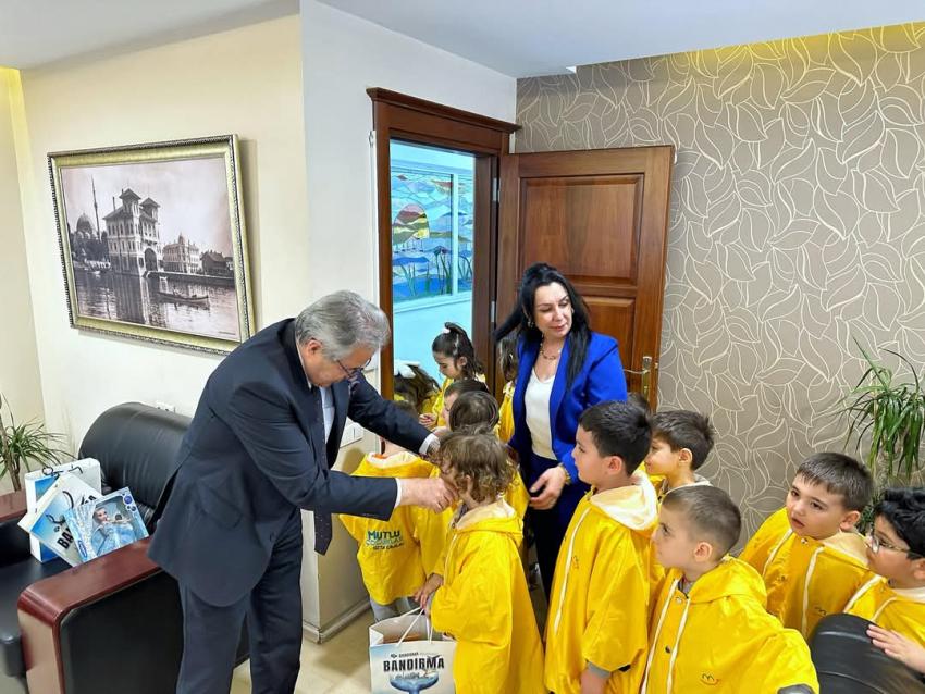 BANDIRMA’NIN GURURU MUTLU ÇOCUKLAR ANAOKULU BAŞKAN MİRZA’YI ZİYARET ETTİ