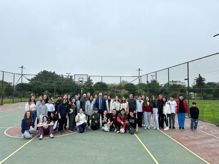 BAŞKAN MİRZA, HÜRRİYET PARKI’NDA GENÇLERLE BULUŞTU