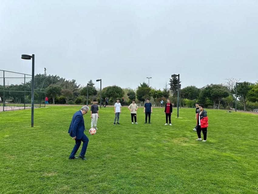 BAŞKAN MİRZA, HÜRRİYET PARKI’NDA GENÇLERLE BULUŞTU