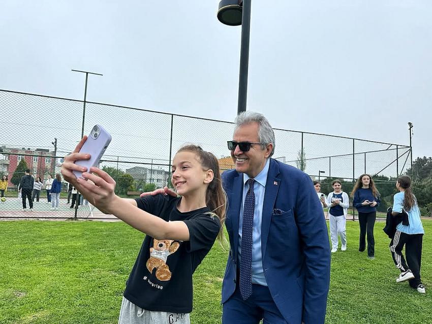 BAŞKAN MİRZA, HÜRRİYET PARKI’NDA GENÇLERLE BULUŞTU