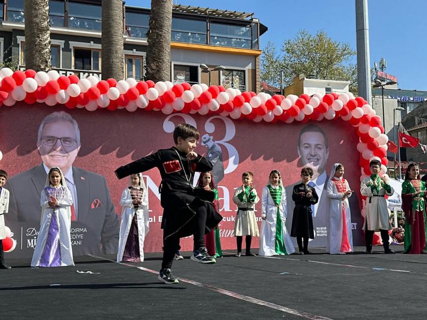 BANDIRMA CUMHURİYET MEYDANI’NDA 23 NİSAN COŞKUSU!