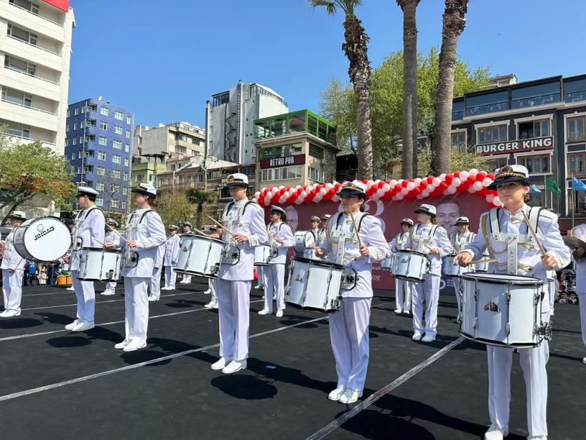 BANDIRMA CUMHURİYET MEYDANI’NDA 23 NİSAN COŞKUSU!