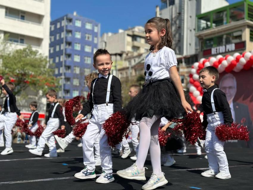 BANDIRMA CUMHURİYET MEYDANI’NDA 23 NİSAN COŞKUSU!