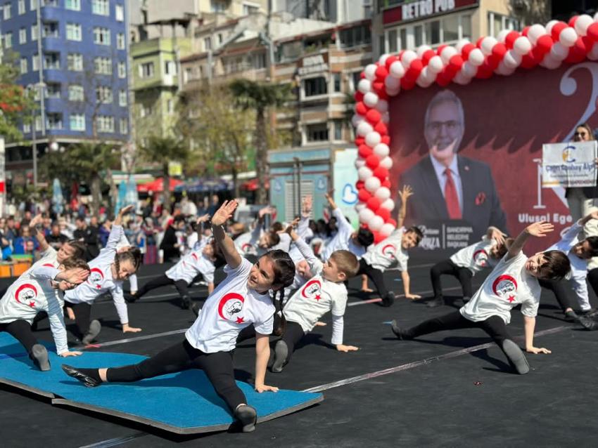 BANDIRMA CUMHURİYET MEYDANI’NDA 23 NİSAN COŞKUSU!