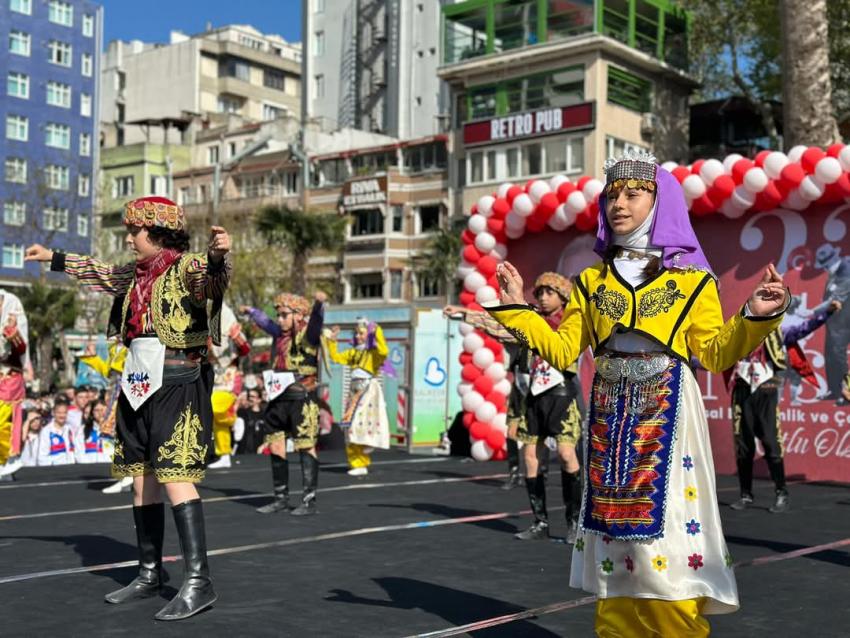 BANDIRMA CUMHURİYET MEYDANI’NDA 23 NİSAN COŞKUSU!