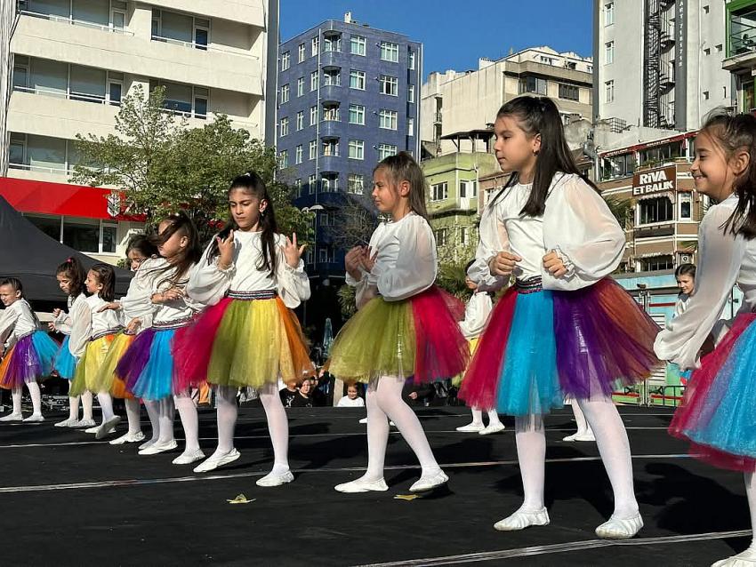 BANDIRMA CUMHURİYET MEYDANI’NDA 23 NİSAN COŞKUSU!