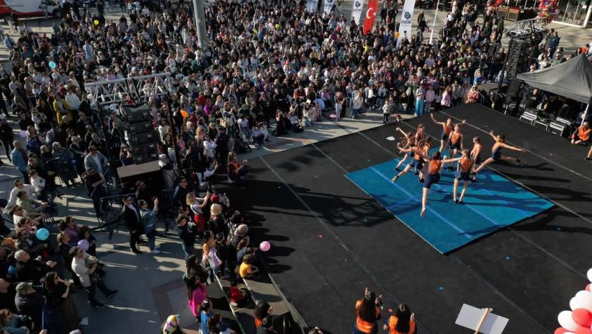 BANDIRMA CUMHURİYET MEYDANI’NDA 23 NİSAN COŞKUSU!