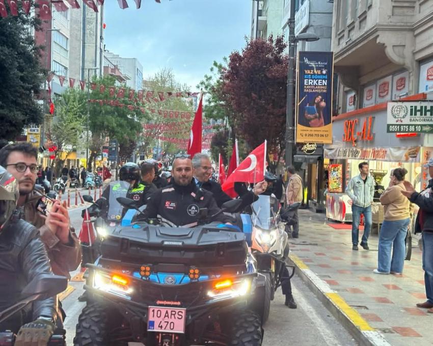 BANDIRMA’DA 23 NİSAN COŞKUSU MOTOSİKLET KORTEJİYLE ZİRVEYE TAŞINDI