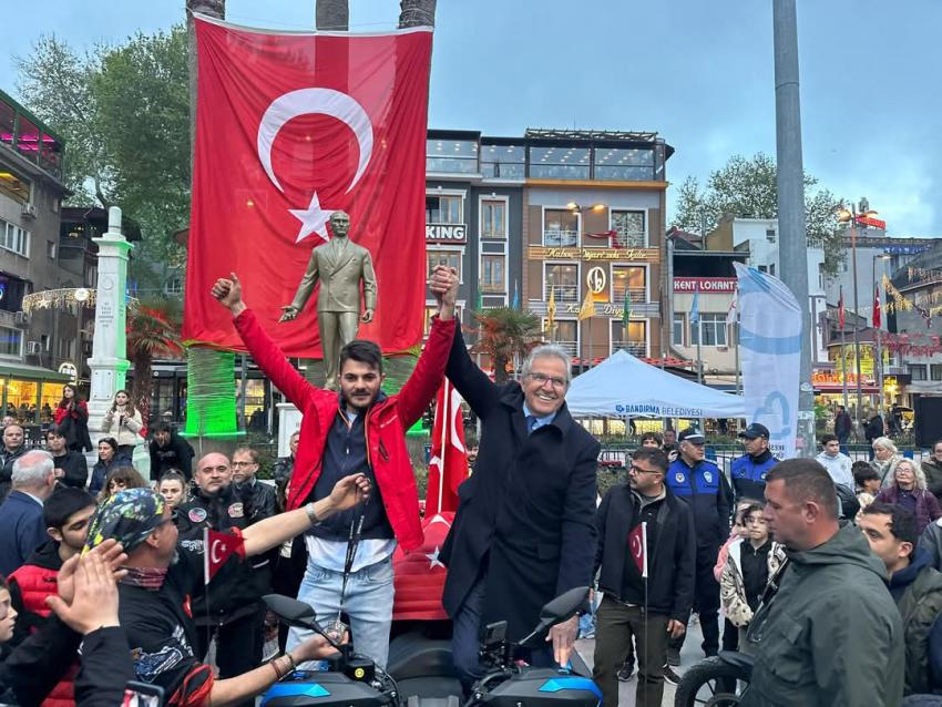 BANDIRMA’DA 23 NİSAN COŞKUSU MOTOSİKLET KORTEJİYLE ZİRVEYE TAŞINDI