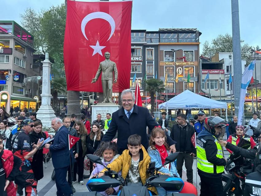 BANDIRMA’DA 23 NİSAN COŞKUSU MOTOSİKLET KORTEJİYLE ZİRVEYE TAŞINDI