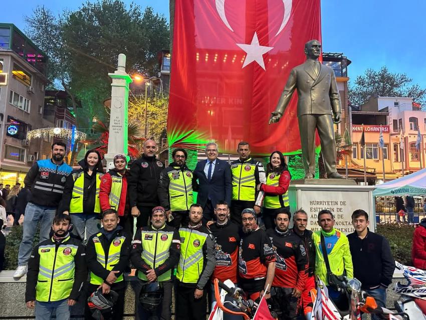 BANDIRMA’DA 23 NİSAN COŞKUSU MOTOSİKLET KORTEJİYLE ZİRVEYE TAŞINDI