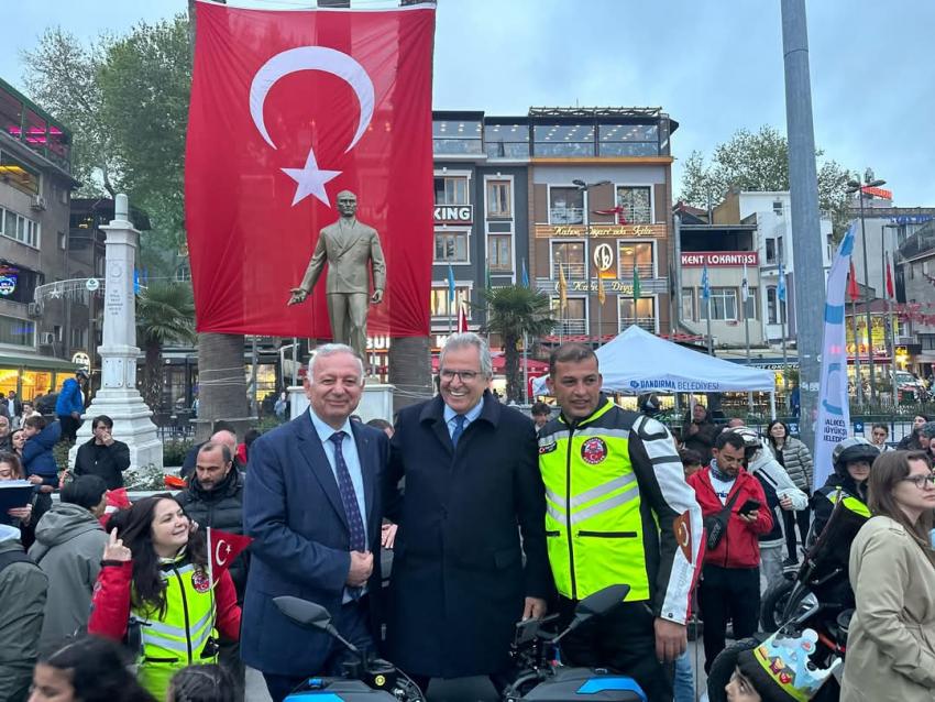 BANDIRMA’DA 23 NİSAN COŞKUSU MOTOSİKLET KORTEJİYLE ZİRVEYE TAŞINDI