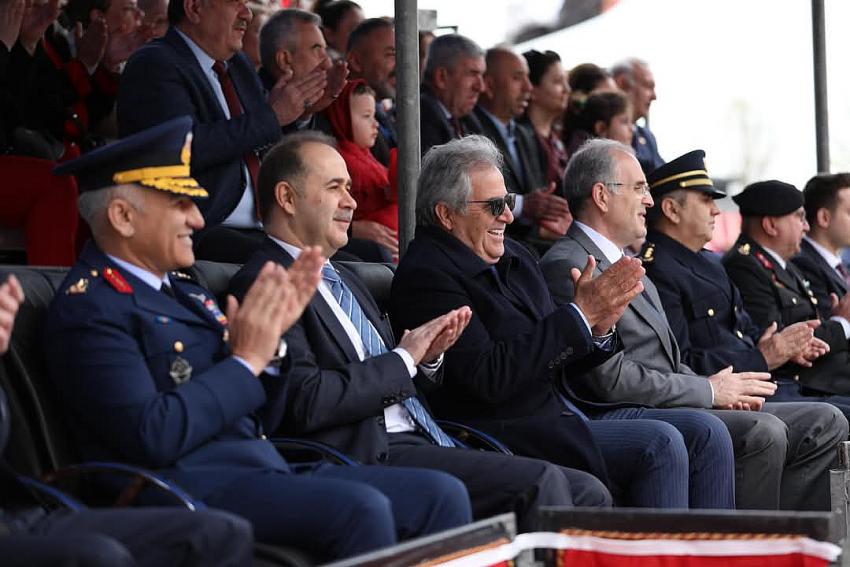 BANDIRMA’DA 23 NİSAN CUMHURİYET MEYDANI’NDA KUTLANDI