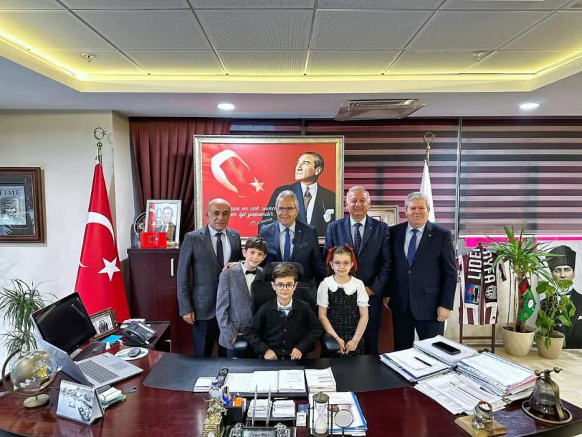 BANDIRMA BELEDİYESİ’NDE 23 NİSAN GELENEĞİ: BAŞKANLIK KOLTUĞU MİNİKLERE EMANET