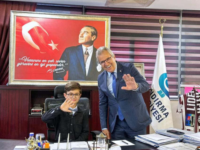 BANDIRMA BELEDİYESİ’NDE 23 NİSAN GELENEĞİ: BAŞKANLIK KOLTUĞU MİNİKLERE EMANET