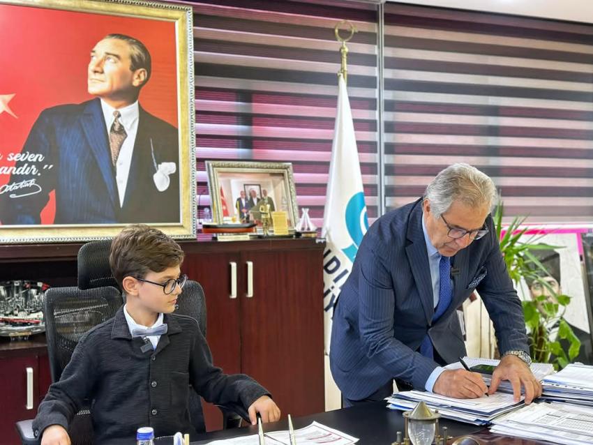 BANDIRMA BELEDİYESİ’NDE 23 NİSAN GELENEĞİ: BAŞKANLIK KOLTUĞU MİNİKLERE EMANET