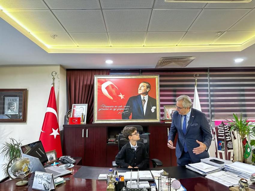 BANDIRMA BELEDİYESİ’NDE 23 NİSAN GELENEĞİ: BAŞKANLIK KOLTUĞU MİNİKLERE EMANET