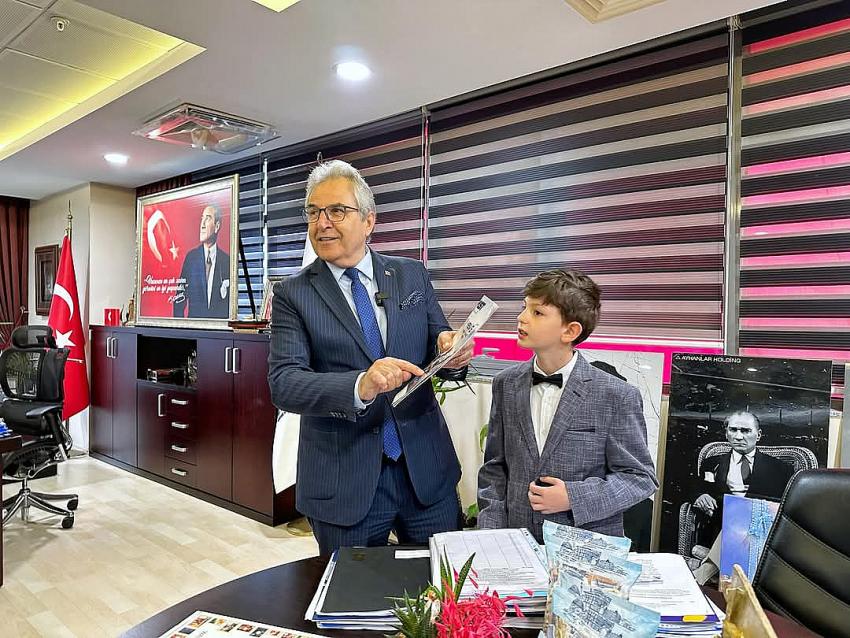 BANDIRMA BELEDİYESİ’NDE 23 NİSAN GELENEĞİ: BAŞKANLIK KOLTUĞU MİNİKLERE EMANET