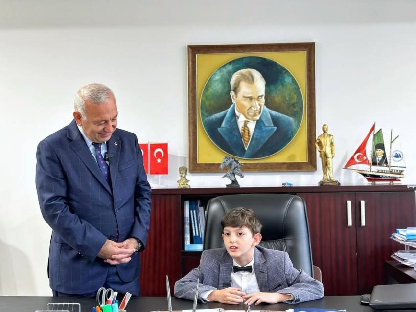 BANDIRMA BELEDİYESİ’NDE 23 NİSAN GELENEĞİ: BAŞKANLIK KOLTUĞU MİNİKLERE EMANET