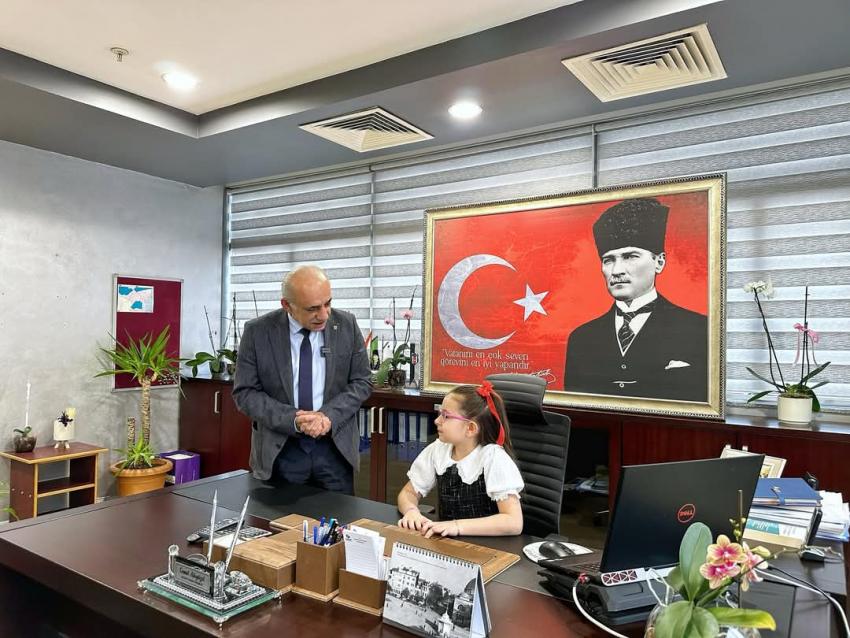 BANDIRMA BELEDİYESİ’NDE 23 NİSAN GELENEĞİ: BAŞKANLIK KOLTUĞU MİNİKLERE EMANET