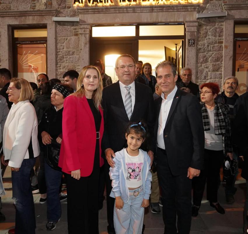 AYVALIK’TA BAŞKAN ERGİN PARTİLİLERİYLE BAYRAMLAŞTI