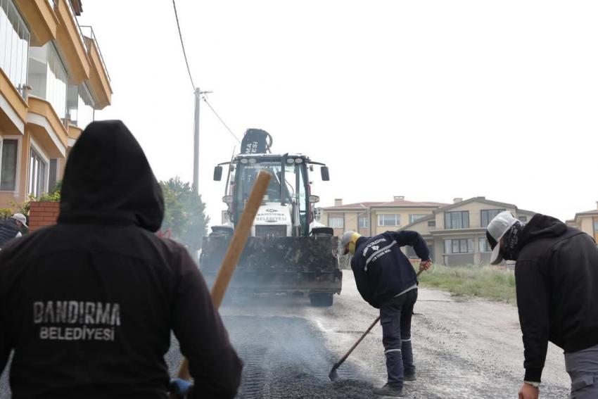 BANDIRMA BELEDİYESİ'NDEN ALT YAPI VE ÜST YAPI HAMLESİ: PARKE VE ASFALT ÇALIŞMALARI TÜM HIZIYLA DEVAM EDİYOR