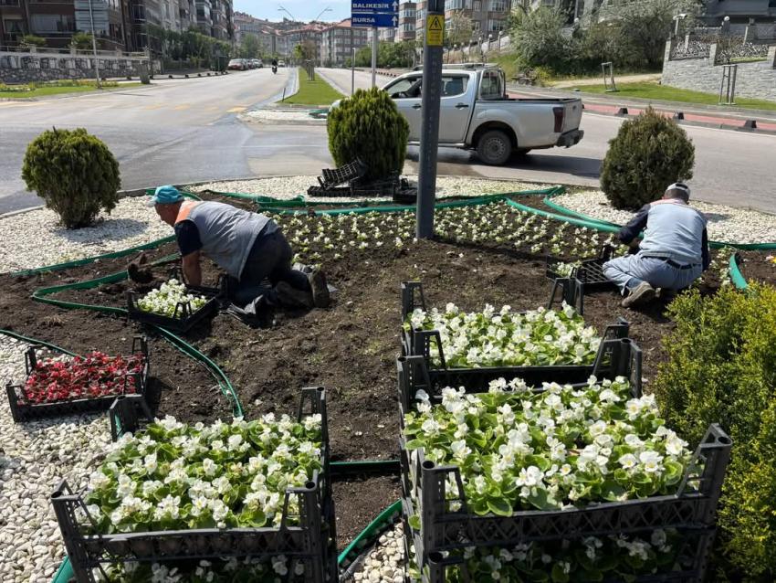 BANDIRMA’DA HİZMET ATAĞI: ÇEVRE DÜZENLEMESİ, ASFALT ONARIMI VE TRAFİK DÜZENLEMELERİ SÜRÜYOR