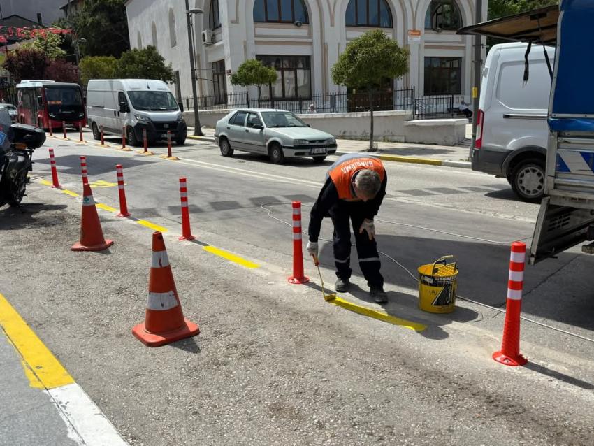 BANDIRMA’DA HİZMET ATAĞI: ÇEVRE DÜZENLEMESİ, ASFALT ONARIMI VE TRAFİK DÜZENLEMELERİ SÜRÜYOR